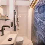 ゲストハウス Voeroesko Villa- Titkari Szauna Es Jakkuzi Hasznalattal Balatonalmádi