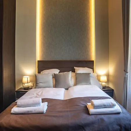 Voeroesko Villa- Titkari Szauna Es Jakkuzi Hasznalattal 3* Balatonalmádi