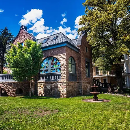 Voeroesko Villa- Titkari Szauna Es Jakkuzi Hasznalattal Pensjonat Balatonalmádi