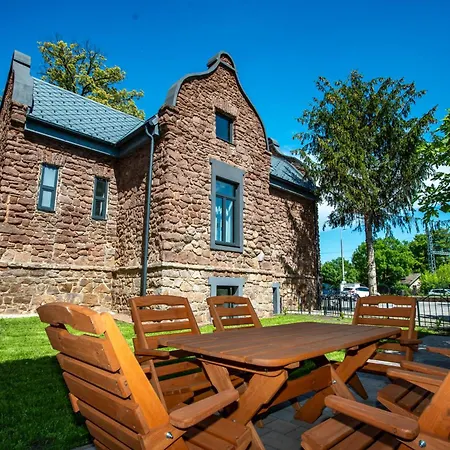 Vöröskő Villa- Titkári Szauna és Jakkuzi Használattal 3*