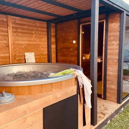 Voeroesko Villa- Titkari Szauna Es Jakkuzi Hasznalattal