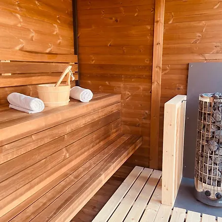 Vöröskő Villa- Titkári Szauna és Jakkuzi Használattal 3*