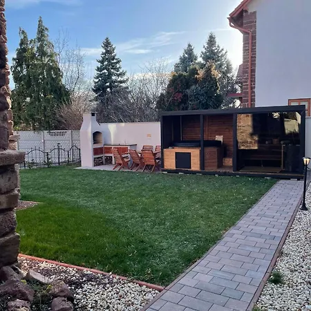 Vöröskő Villa- Titkári Szauna és Jakkuzi Használattal 3* Balatonalmádi