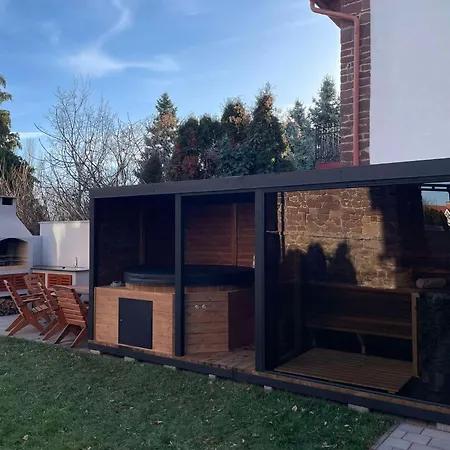 Vöröskő Villa- Titkári Szauna és Jakkuzi Használattal 3*