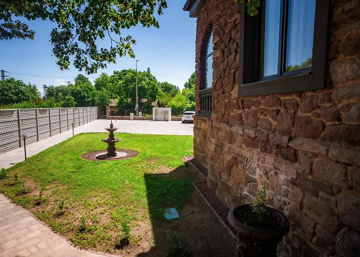 Maison d'hôtes Vöröskő Villa- Titkári Szauna és Jakkuzi Használattal