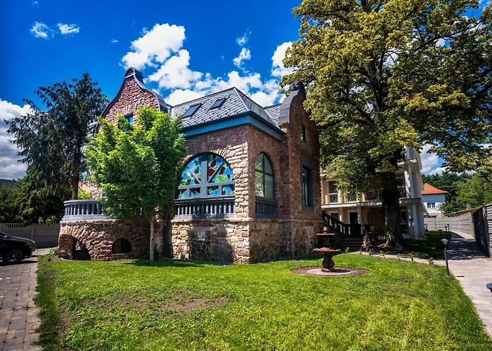 Vöröskő Villa- Titkári Szauna és Jakkuzi Használattal Maison d'hôtes Balatonalmádi