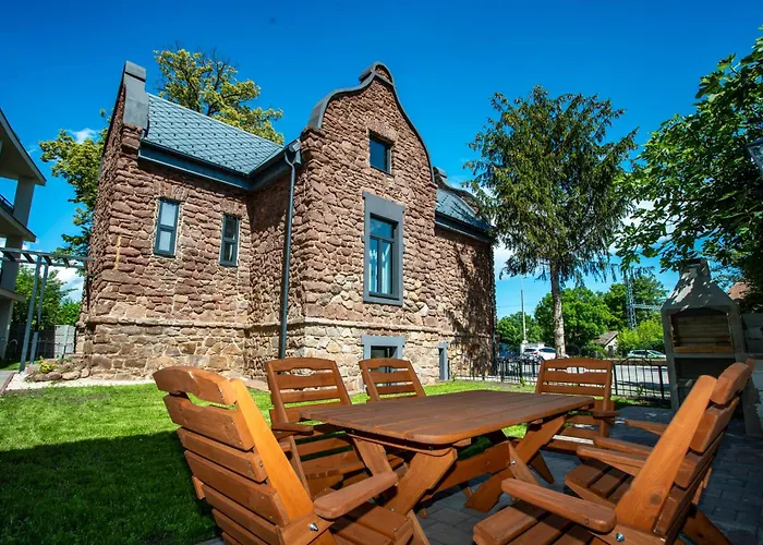 Vöröskő Villa- Titkári Szauna és Jakkuzi Használattal 3*