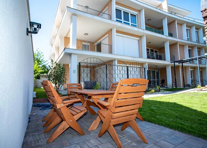 Maison d'hôtes Vöröskő Villa- Titkári Szauna és Jakkuzi Használattal 3*