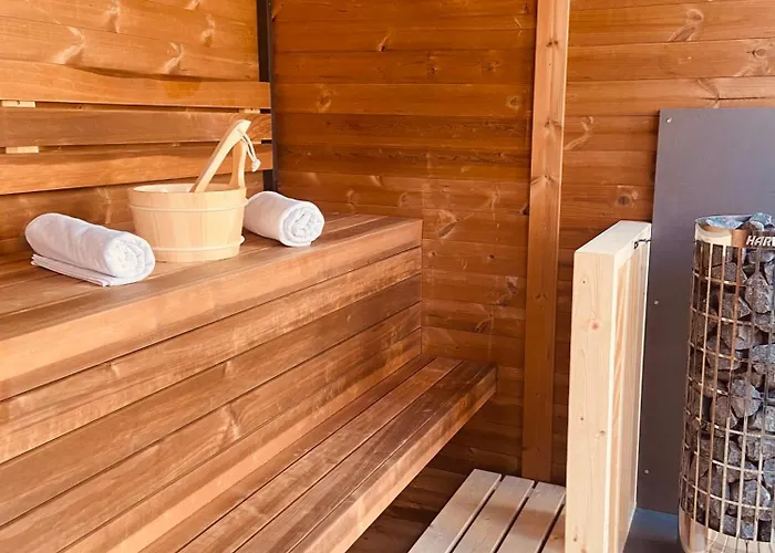 Vöröskő Villa- Titkári Szauna és Jakkuzi Használattal 3*