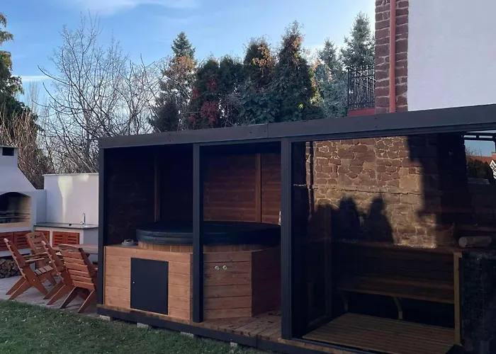 Vöröskő Villa- Titkári Szauna és Jakkuzi Használattal 3*